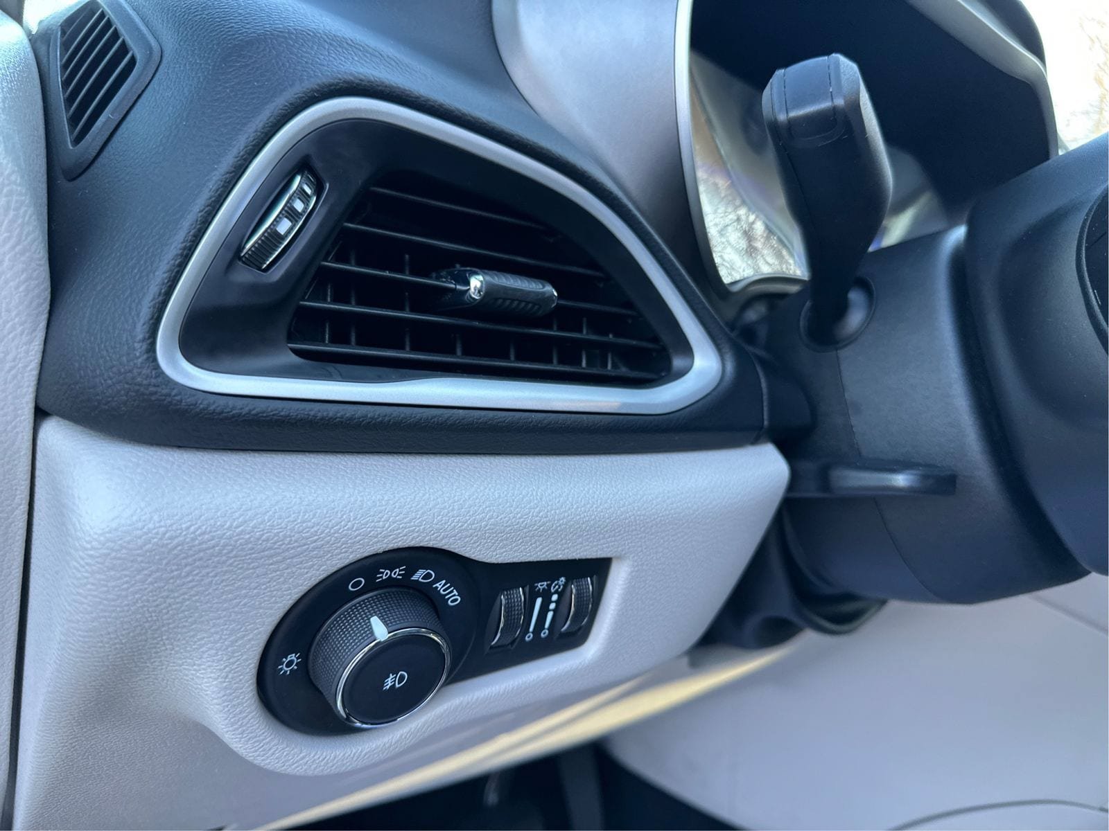 Used 2023 Chrysler Pacifica Touring-L FWD image 19