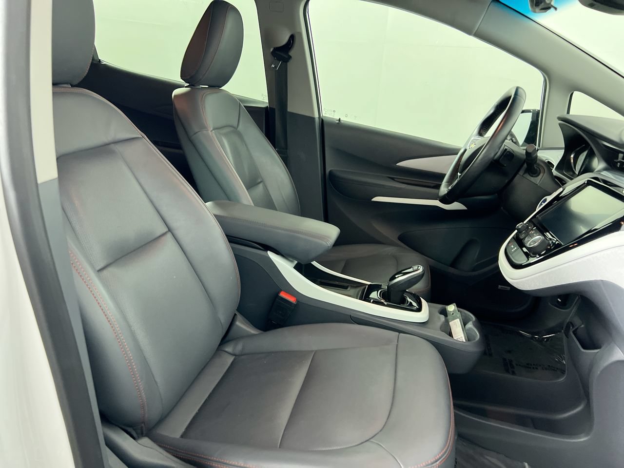 Used 2020 Chevrolet Bolt Premier w/ Infotainment Package FWD image 28