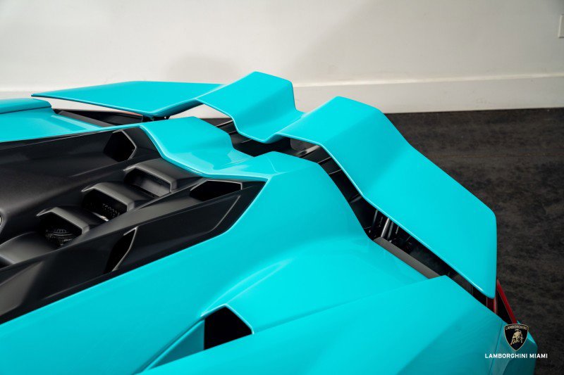 Used 2025 Lamborghini Revuelto image 12