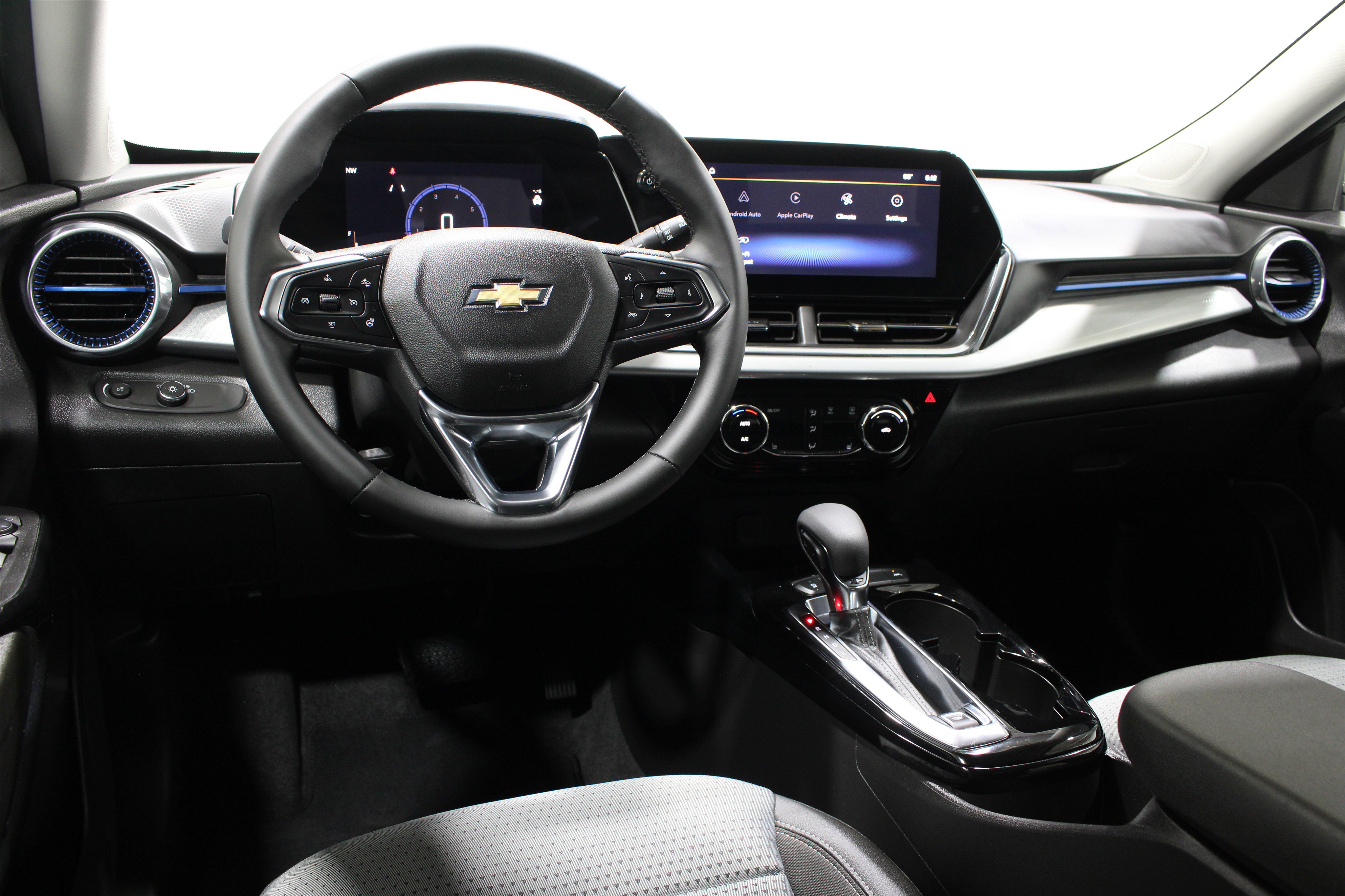 Used 2025 Chevrolet Trax LT w/ LT Convenience Package FWD image 2