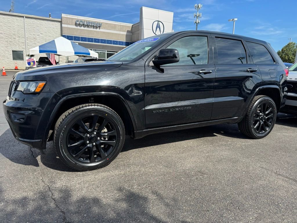 Used 2018 Jeep Grand Cherokee Altitude AWD/4WD image 2