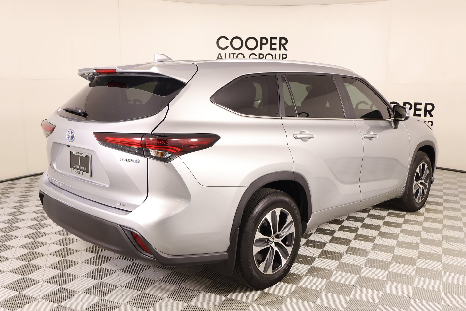 Used 2024 Toyota Highlander XLE FWD image 22