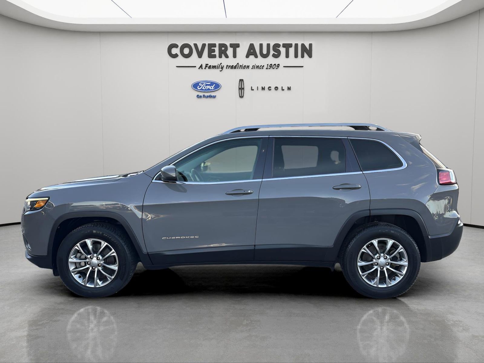 Used 2020 Jeep Cherokee Latitude Plus image 2