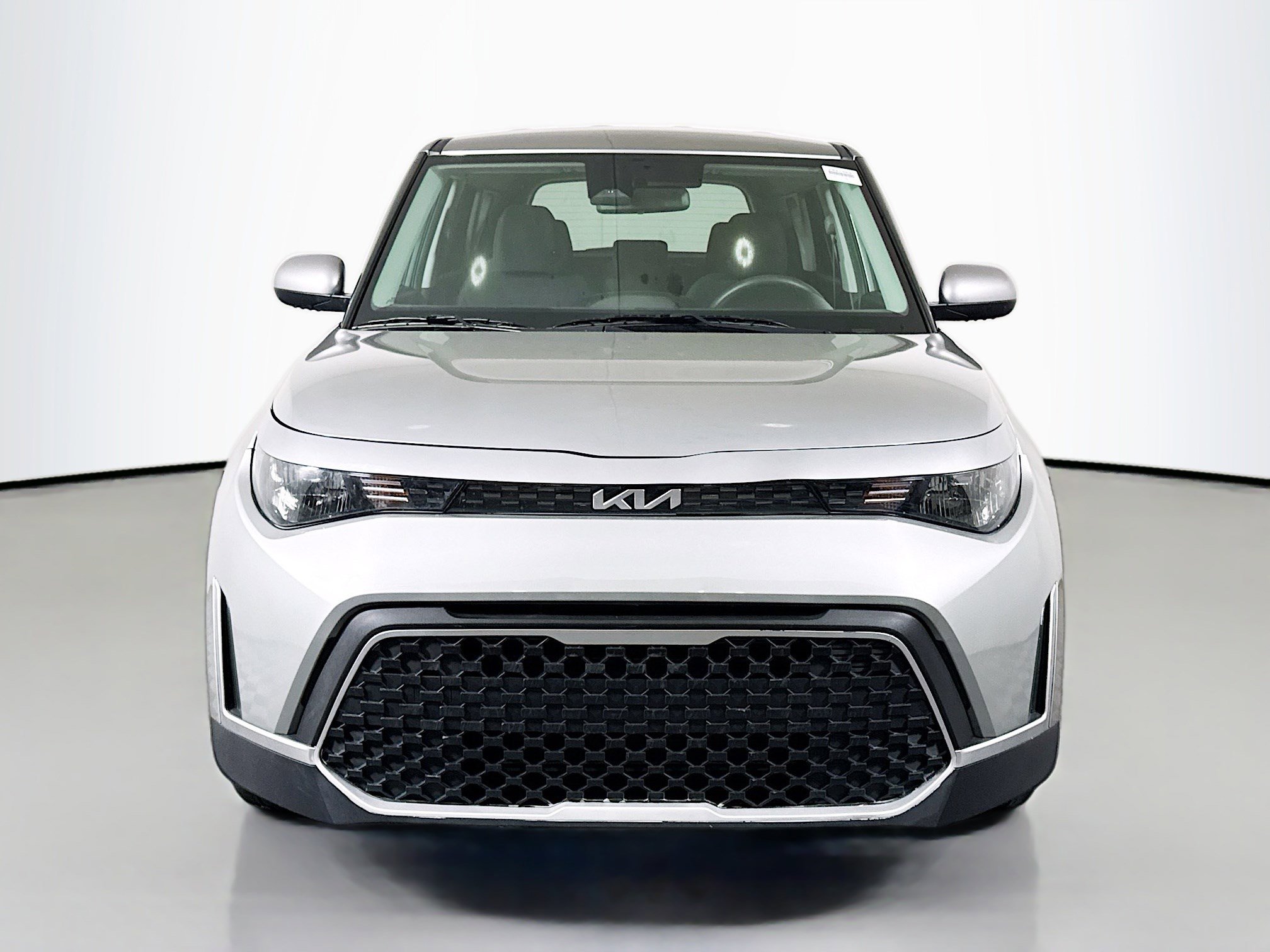 Used 2025 Kia Soul LX w/ LX Technology Package FWD image 2