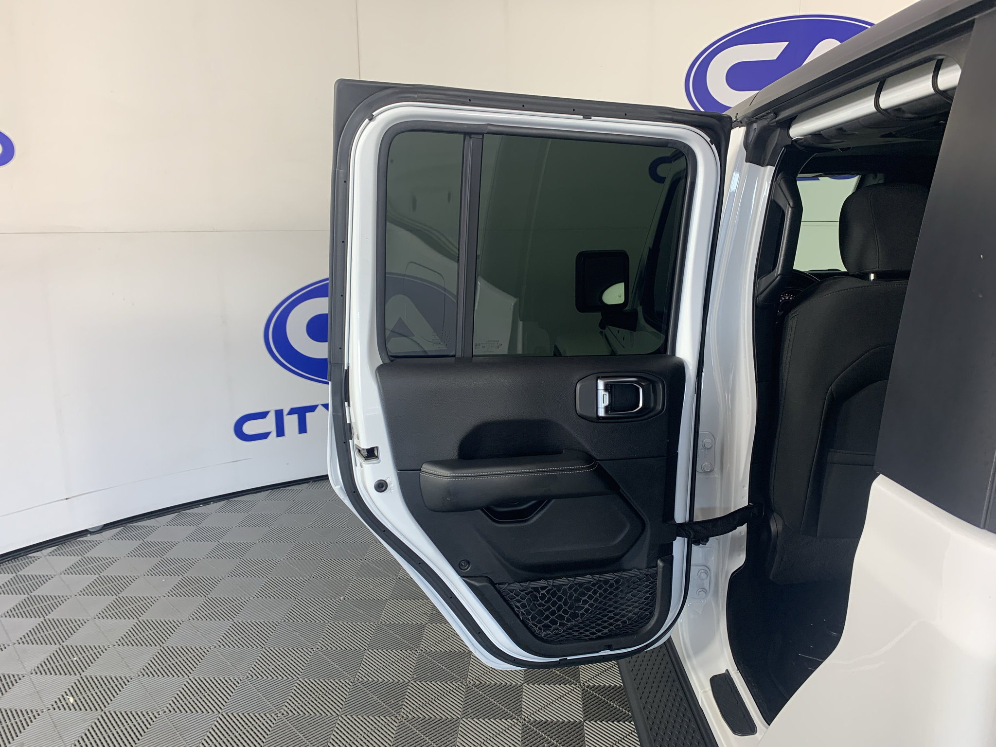 Used 2020 Jeep Gladiator Overland AWD/4WD image 27