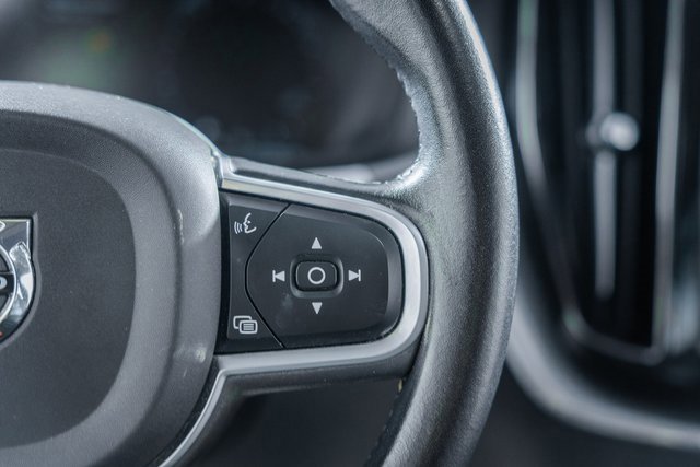 Used 2020 Volvo XC60 T6 Momentum image 23
