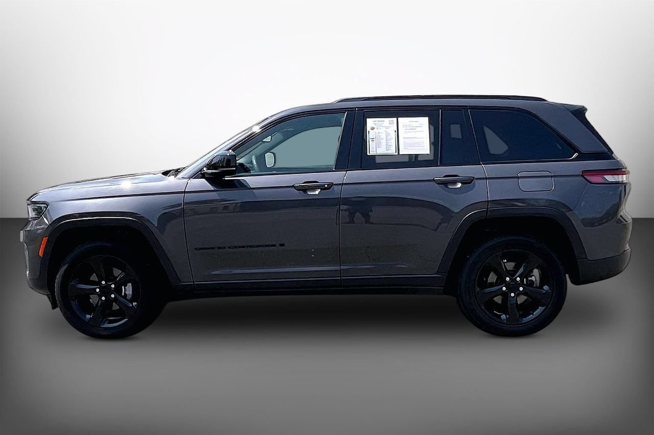 Used 2023 Jeep Grand Cherokee Altitude AWD/4WD image 5