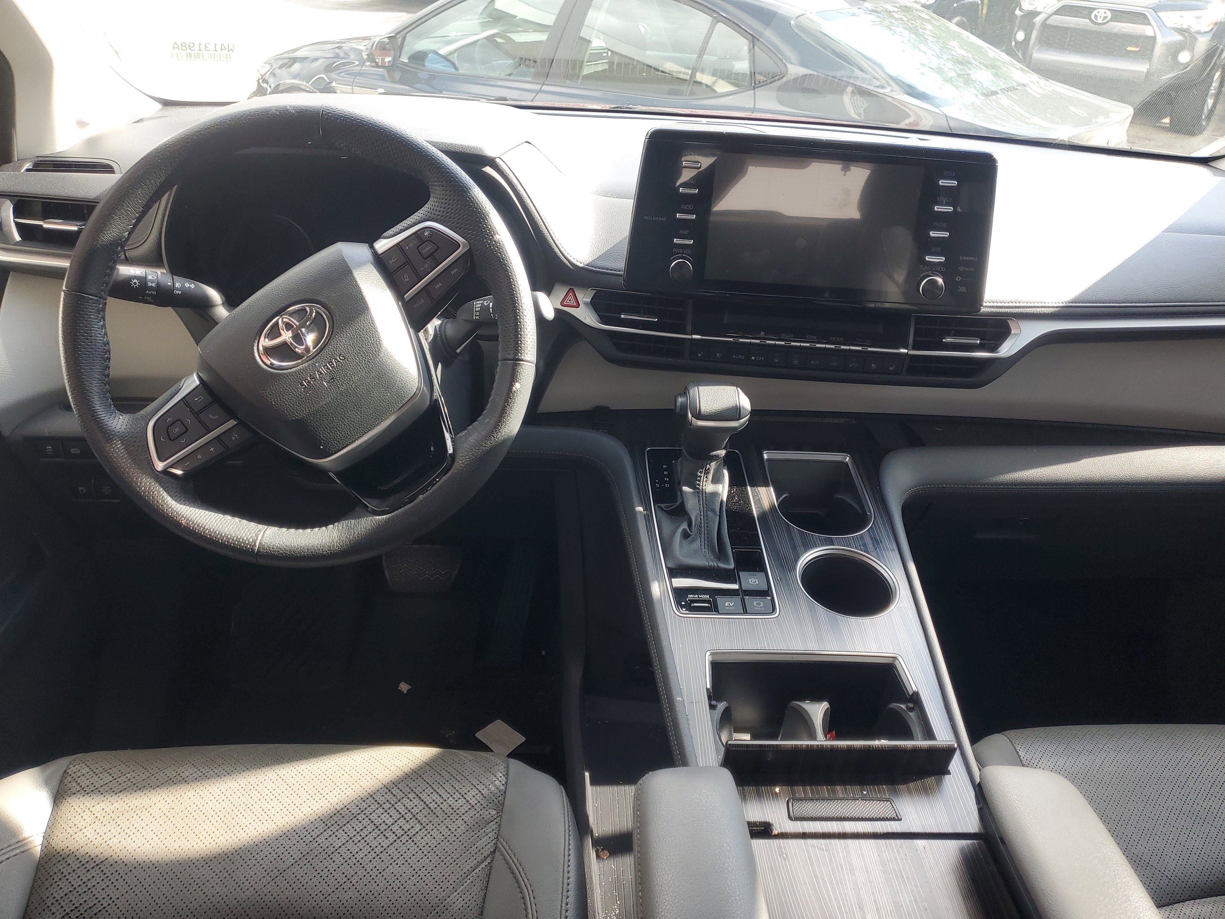 Used 2023 Toyota Sienna Limited image 9