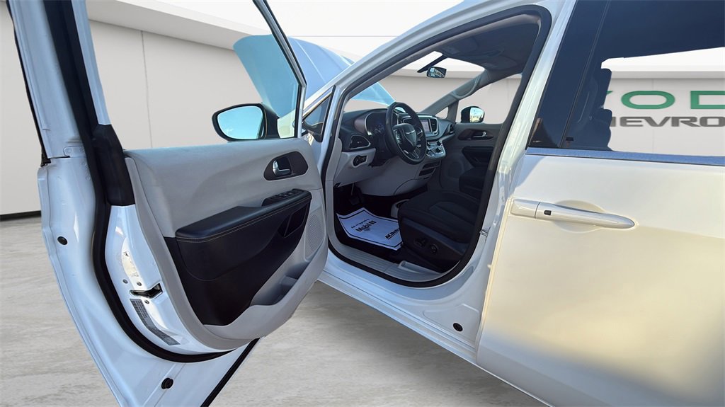 Used 2022 Chrysler Voyager LX image 54