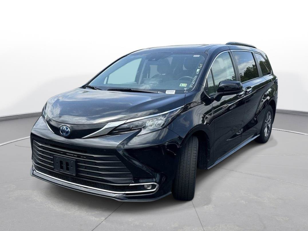 Certified 2024 Toyota Sienna XLE FWD image 2