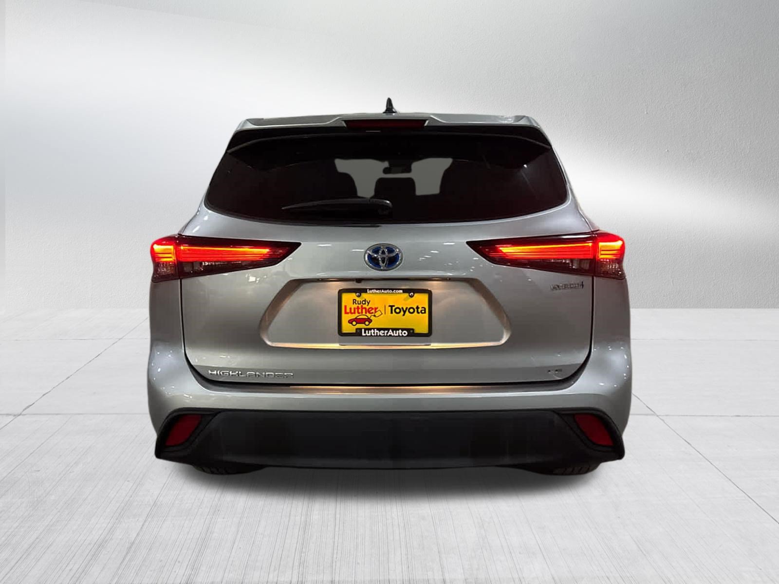 Used 2022 Toyota Highlander LE AWD/4WD image 5