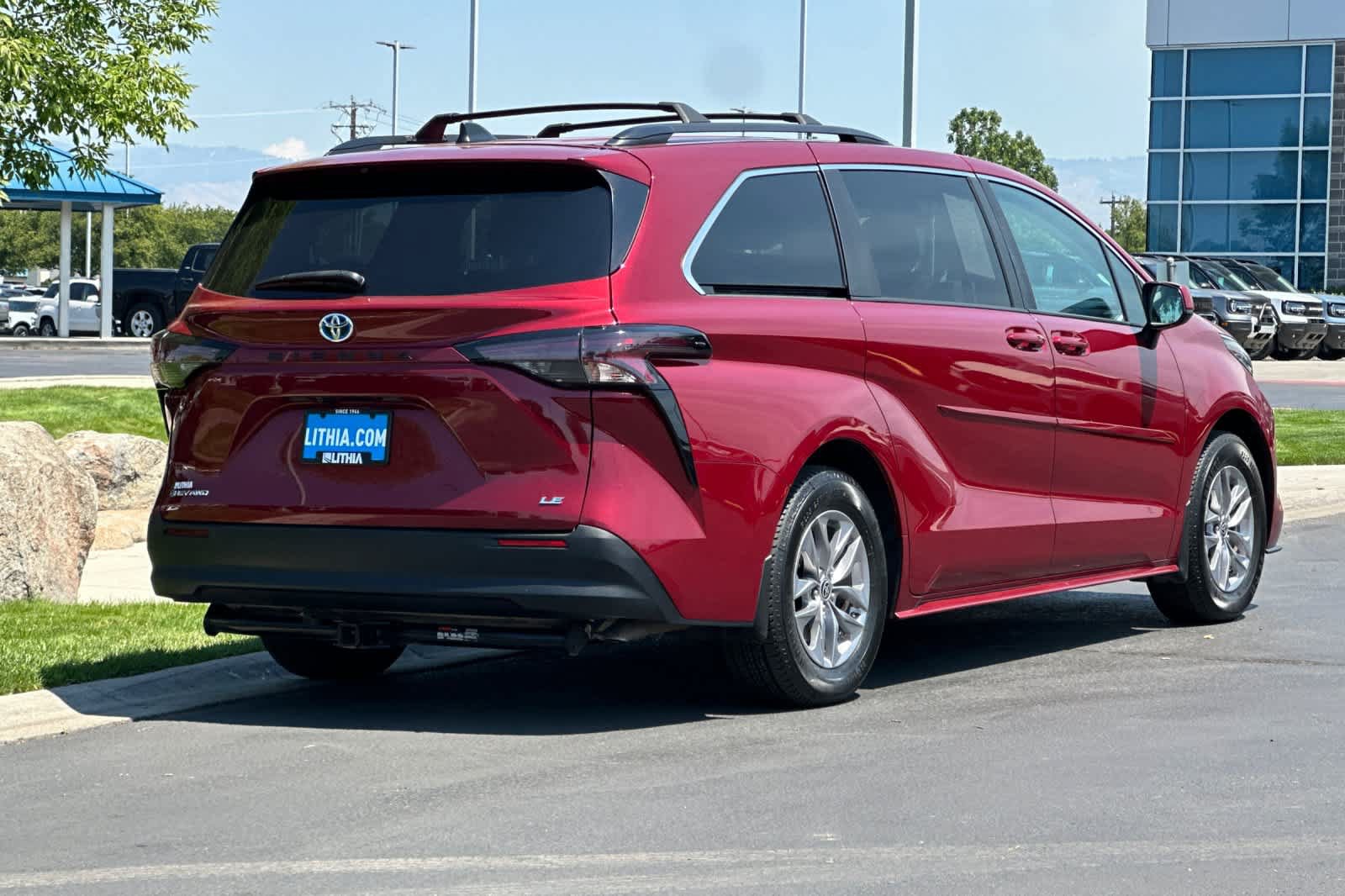 Used 2025 Toyota Sienna LE w/ LE Plus Package AWD/4WD image 2
