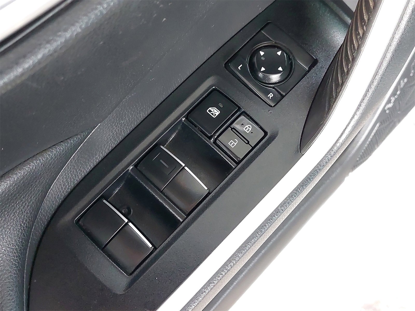 Used 2021 Toyota RAV4 XLE Premium image 27