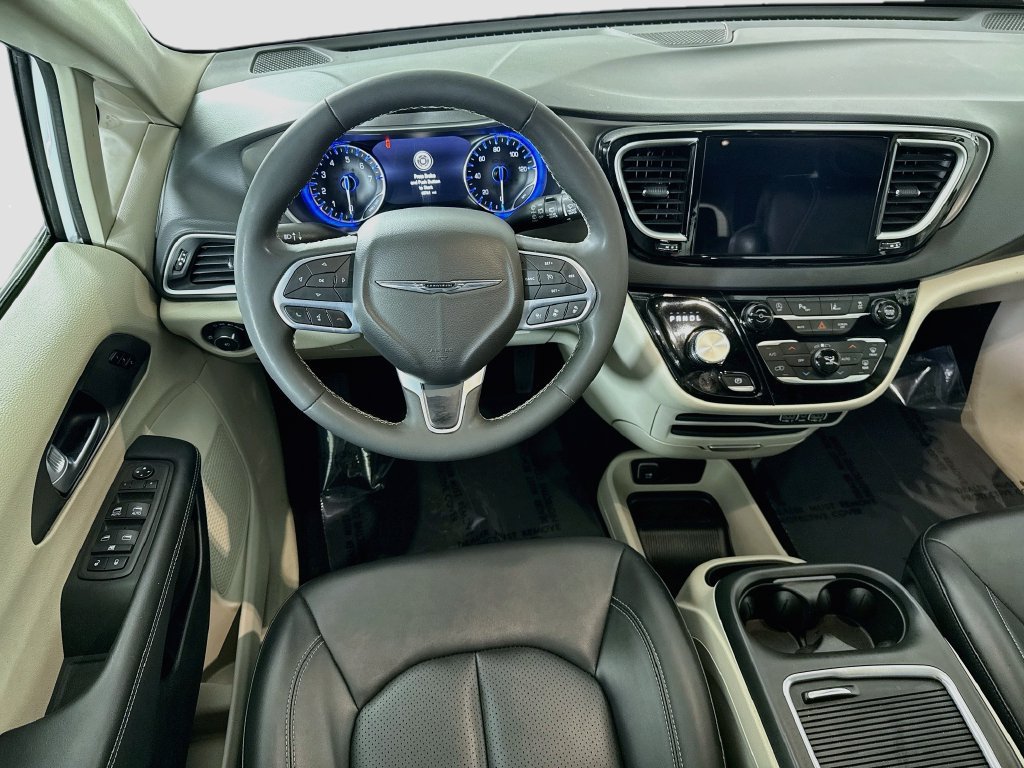 Used 2024 Chrysler Pacifica Touring-L FWD image 4