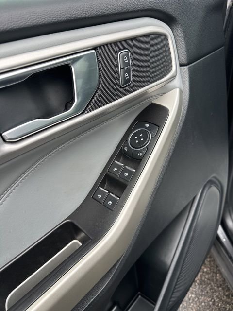 Used 2021 Ford Explorer XLT w/ XLT Sport Appearance Package image 18