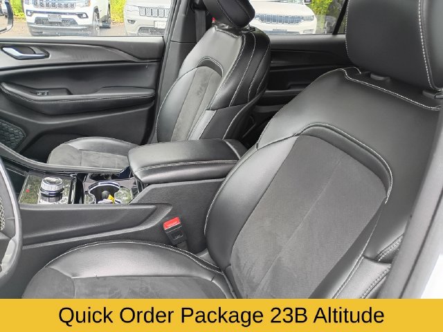 Used 2023 Jeep Grand Cherokee L Laredo AWD/4WD image 12