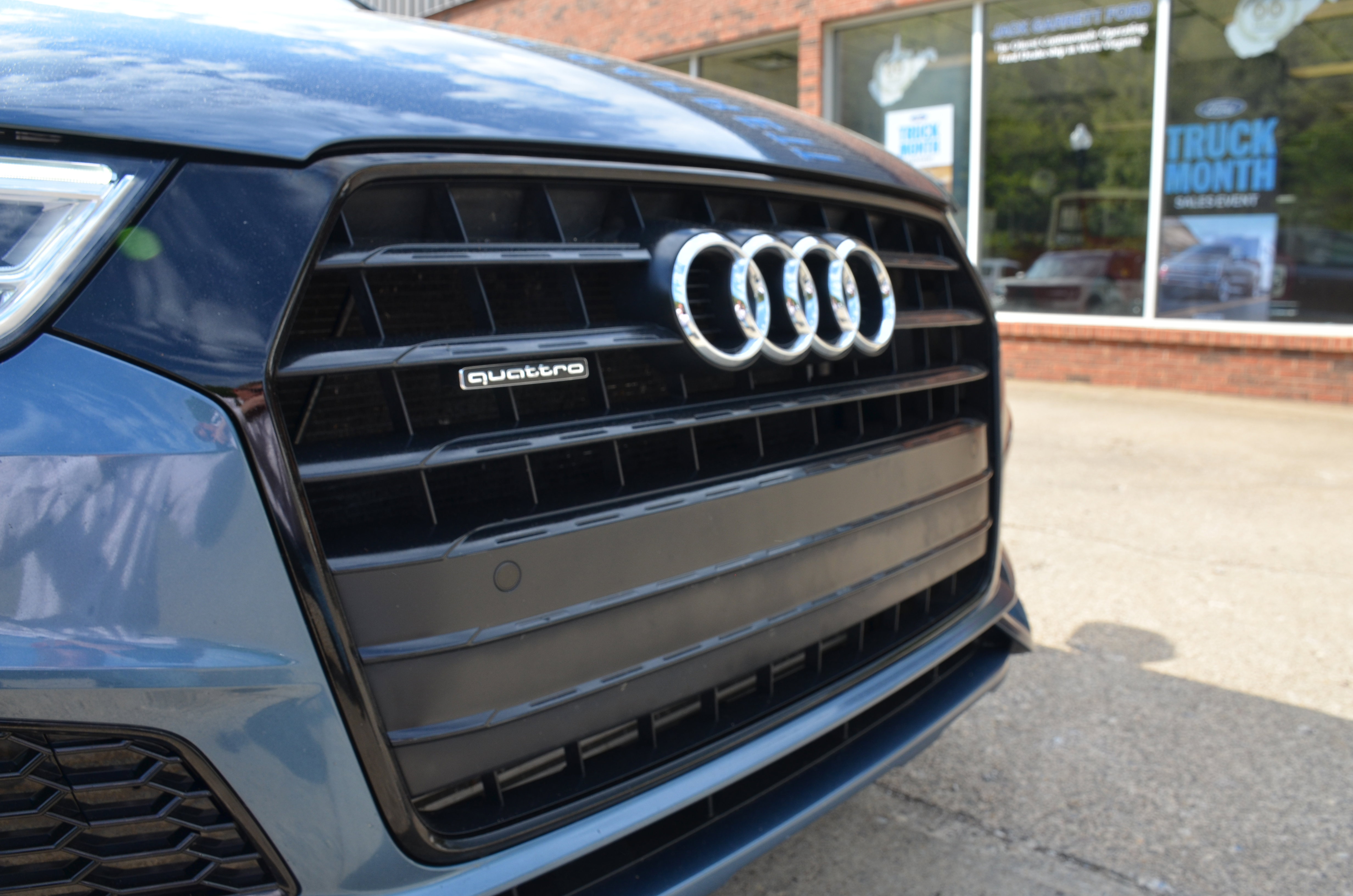Used 2018 Audi Q3 2.0T Premium Plus w/ Premium Plus Package AWD/4WD image 9