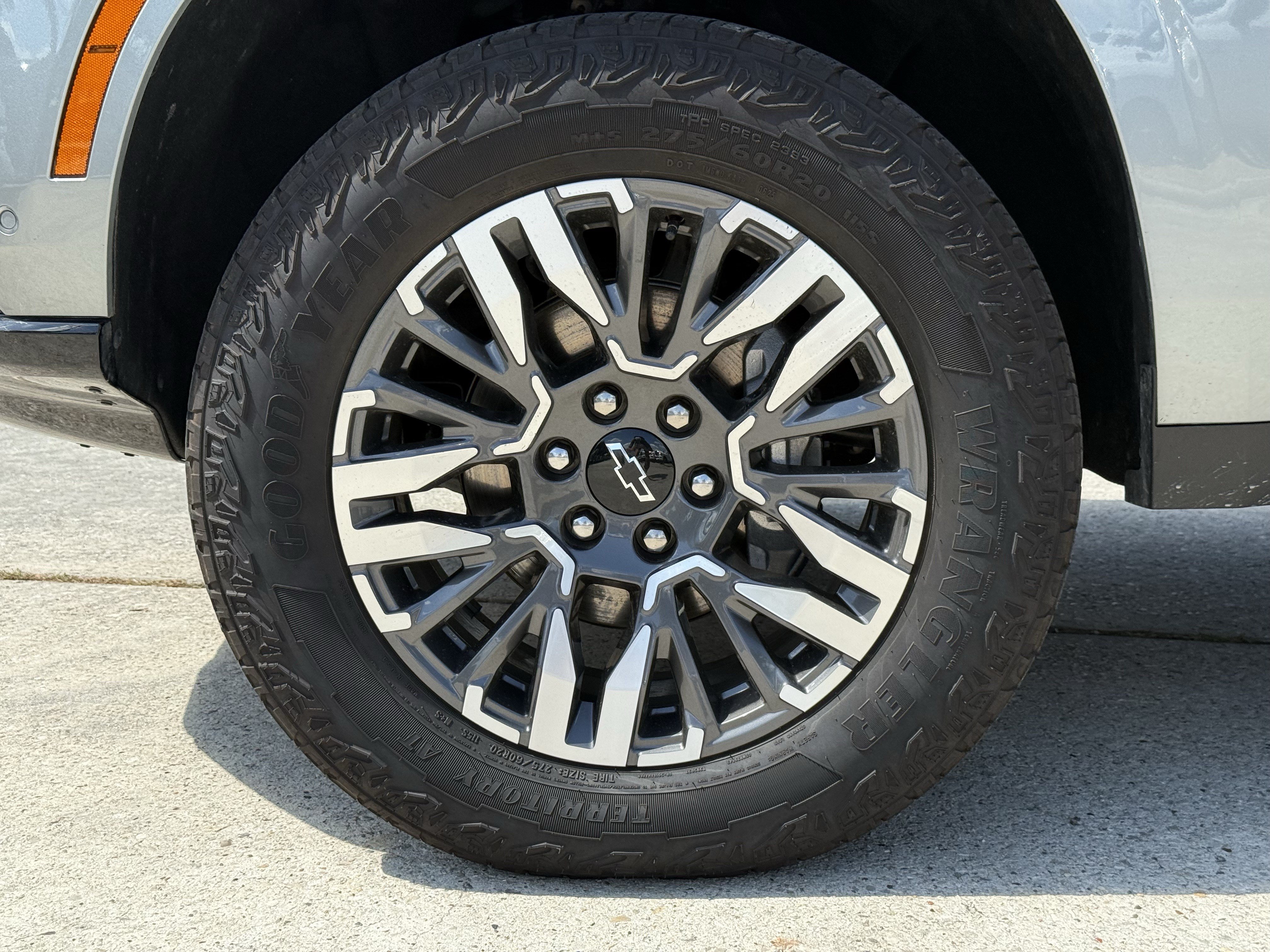 Used 2025 Chevrolet Suburban Z71 AWD/4WD image 13