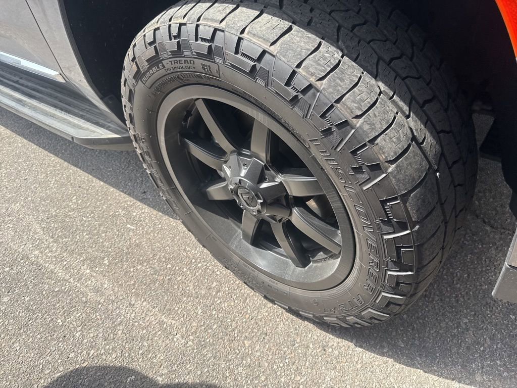 Used 2022 GMC Yukon SLT w/ SLT Premium Package image 3