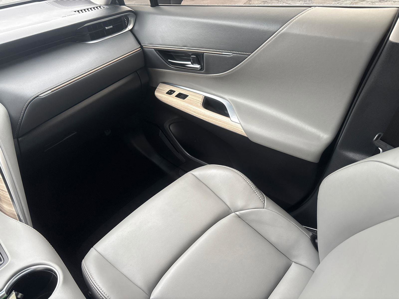 Used 2022 Toyota Venza XLE AWD/4WD image 15