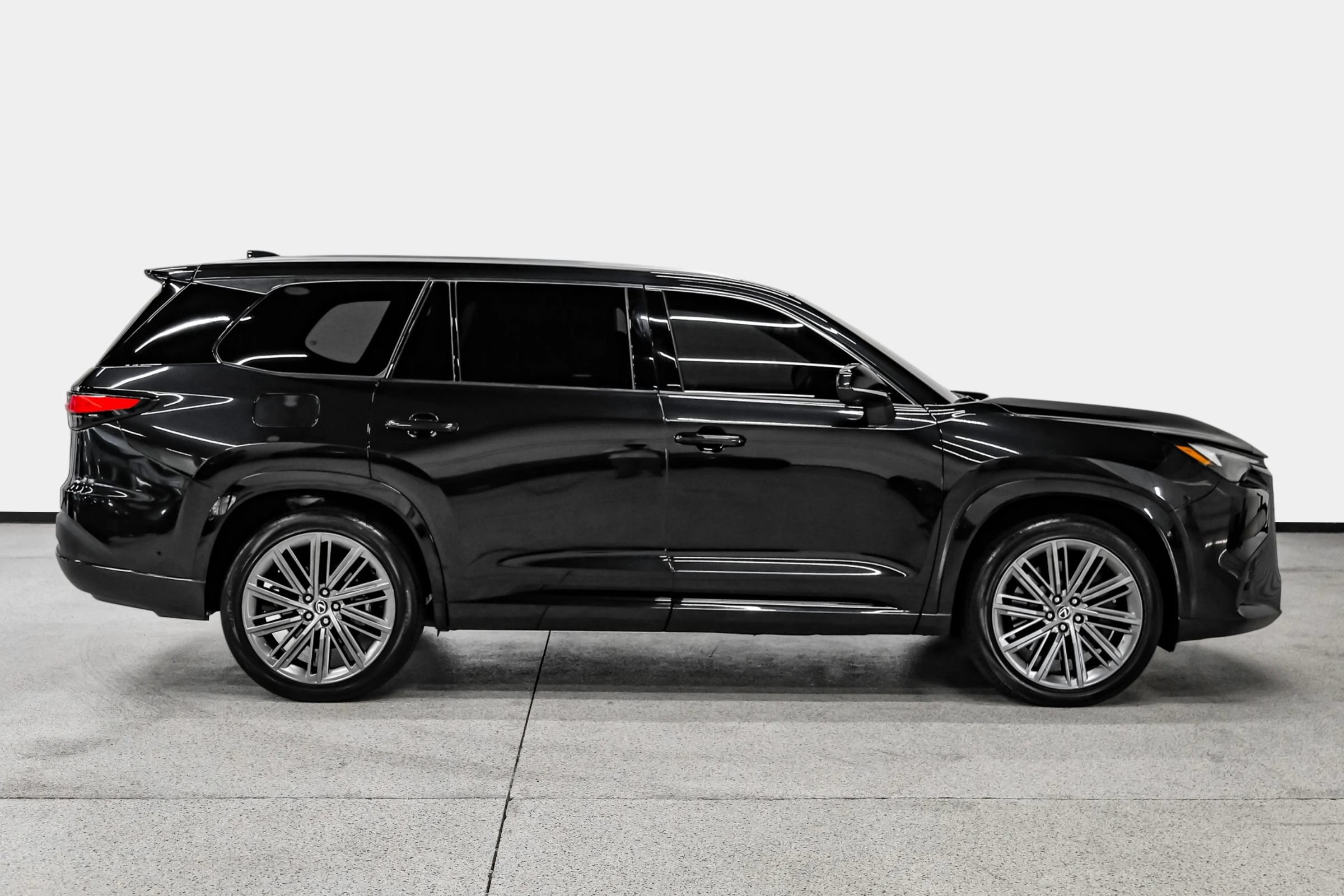 Used 2024 Lexus TX 550h AWD Plug-In Hybrid w/ Technology Package image 5