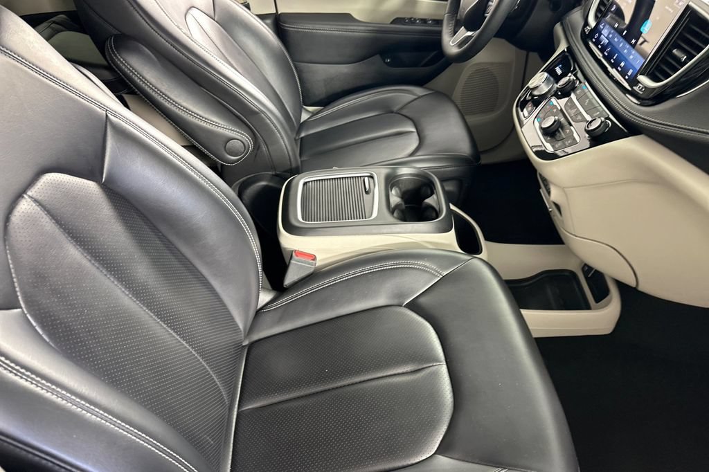 Used 2023 Chrysler Pacifica Touring-L FWD image 19