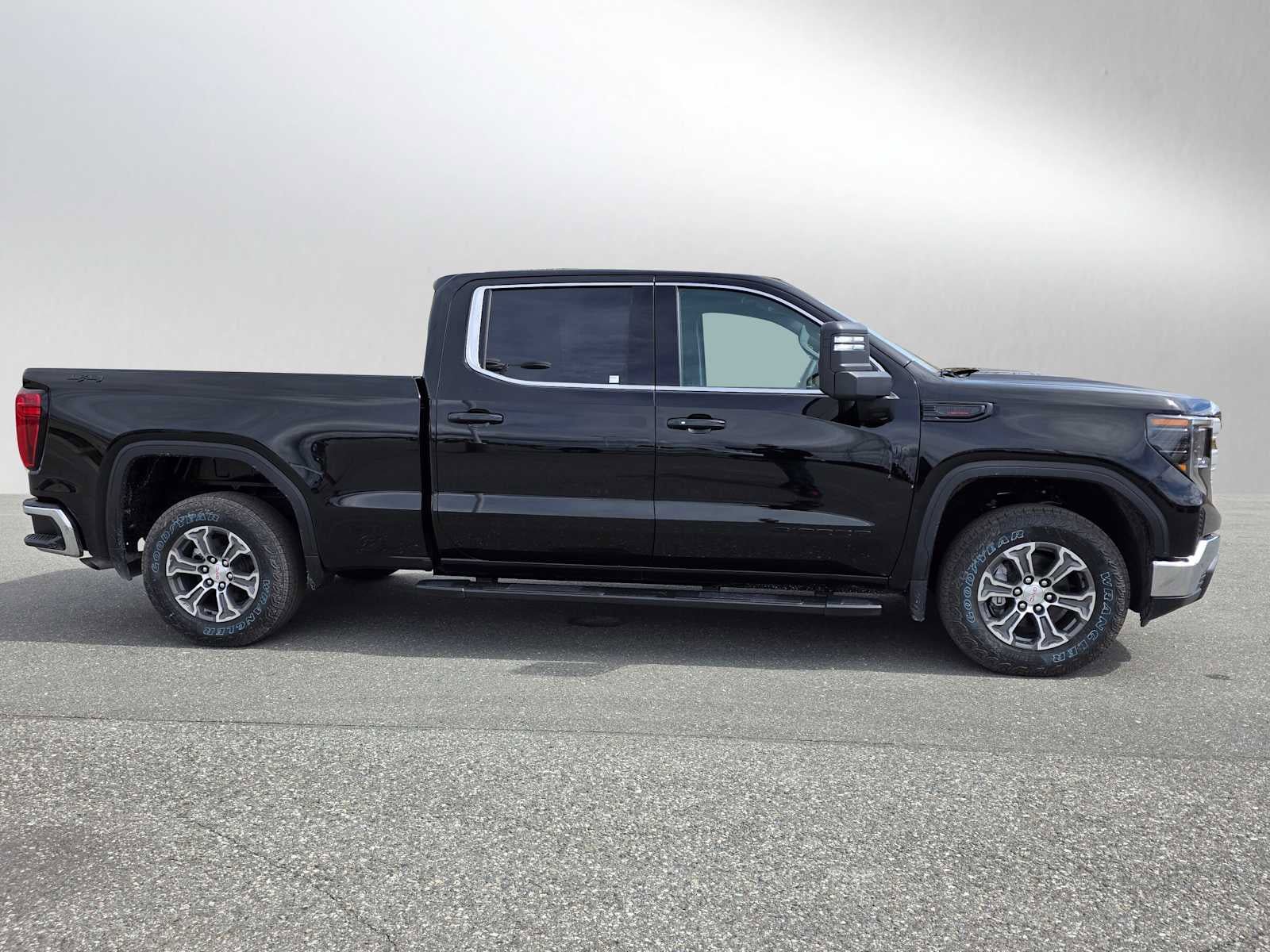 New 2026 GMC Sierra 1500 SLE w/ LPO, Black Badging Package AWD/4WD image 2