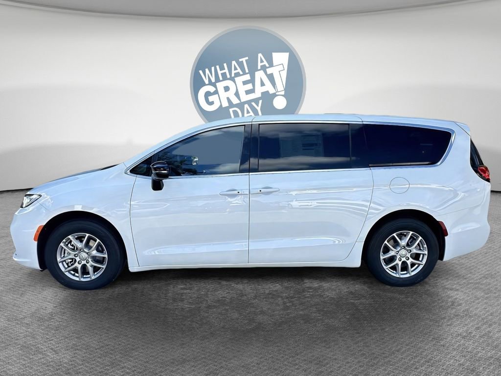 New 2026 Chrysler Pacifica Select FWD image 3