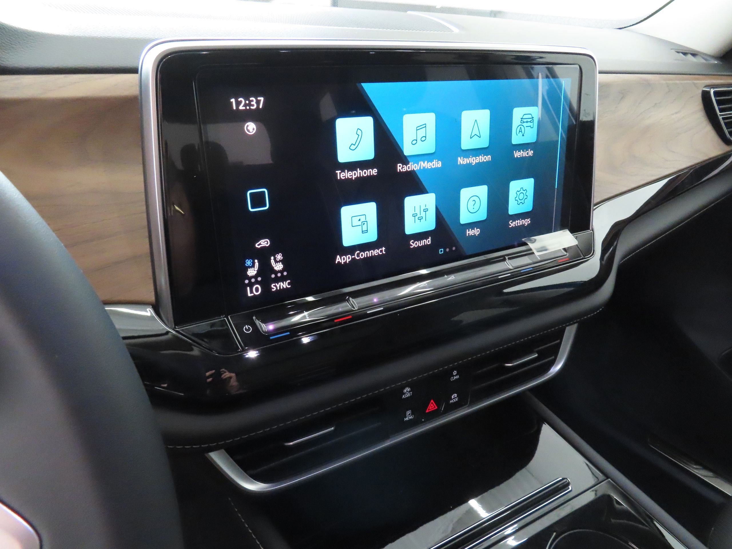 New 2025 Volkswagen Atlas SE FWD image 18