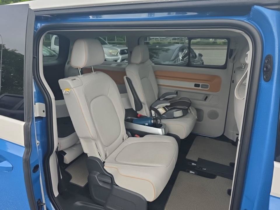 Used 2025 Volkswagen ID. Buzz 1st Edition AWD/4WD image 9