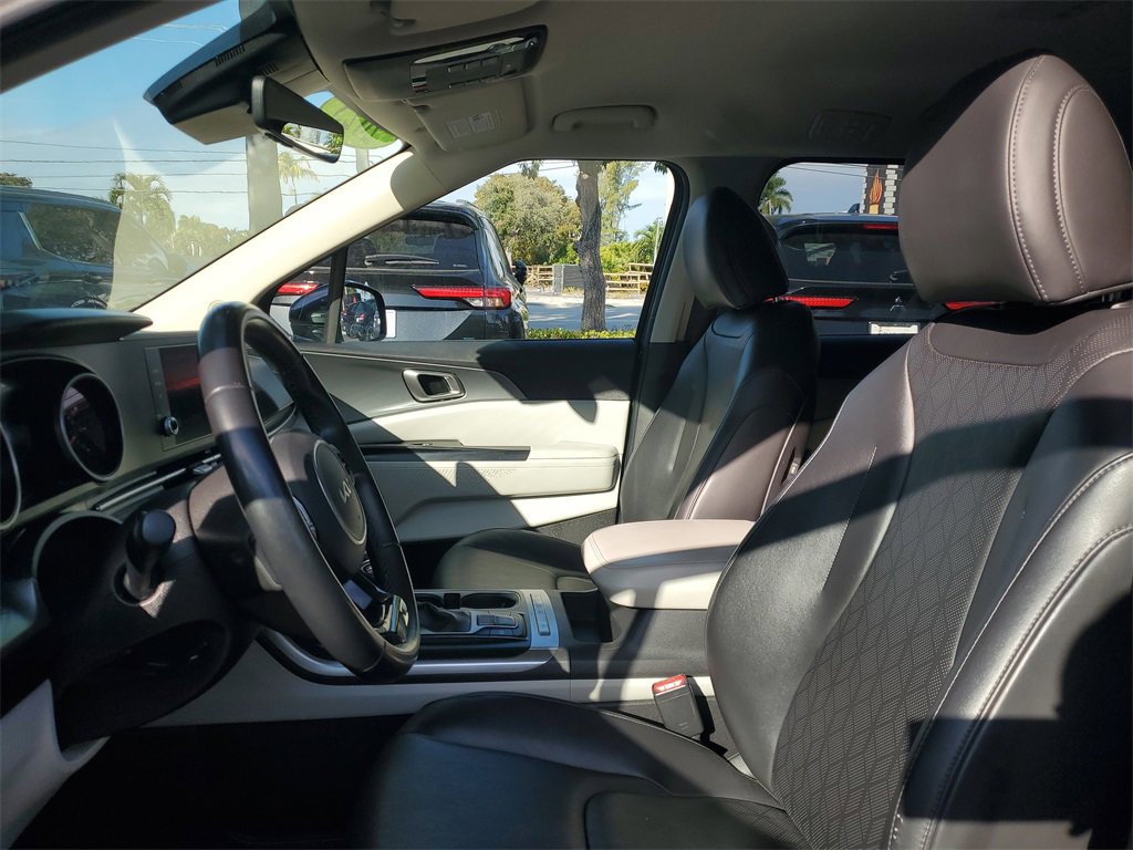 Certified 2023 Kia Carnival LX image 13