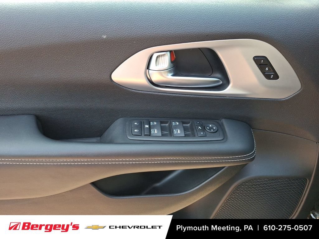 Used 2026 Chrysler Pacifica Limited w/ S Appearance Package FWD image 16