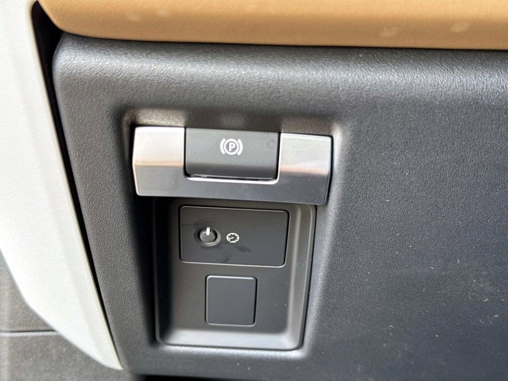 New 2026 Land Rover Defender 130 X-Dynamic SE image 30