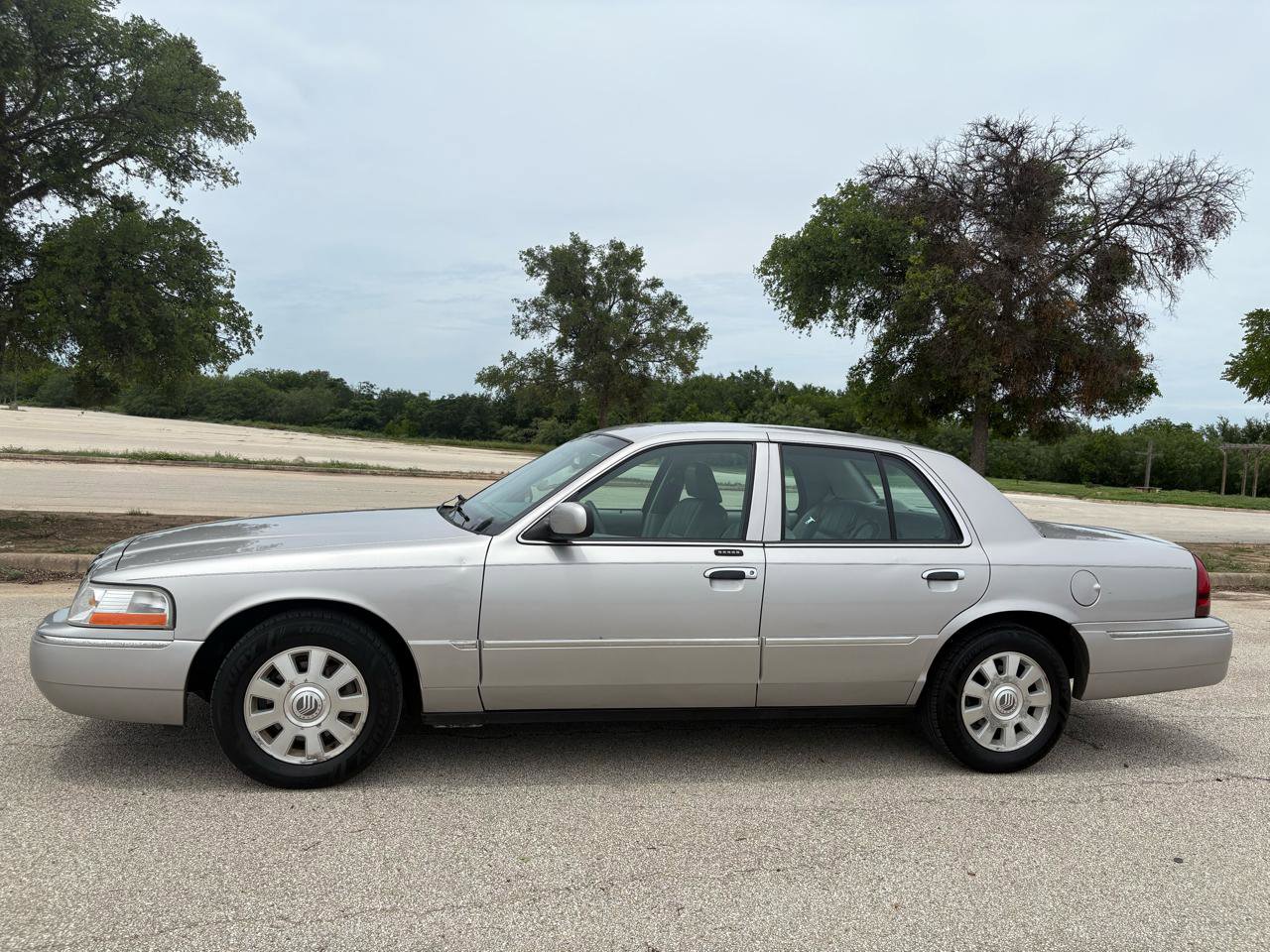 Used 2005 Mercury Grand Marquis LS RWD image 2