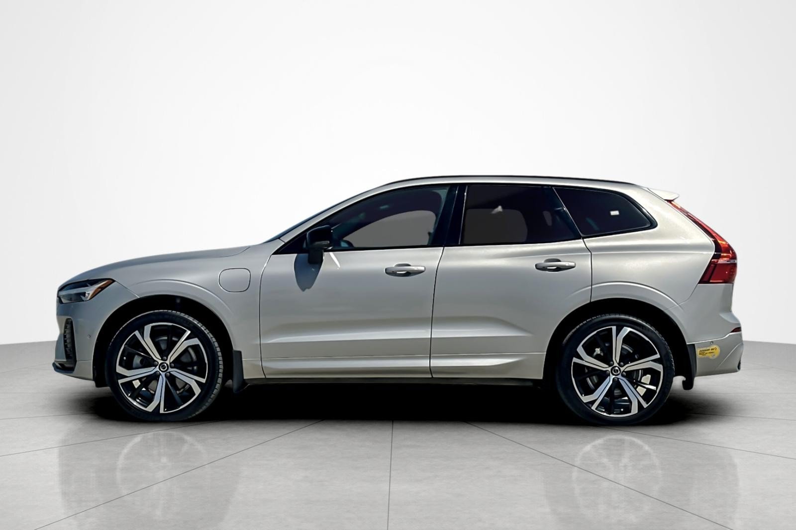 Used 2022 Volvo XC60 T8 R-Design w/ Advanced Package AWD/4WD image 2