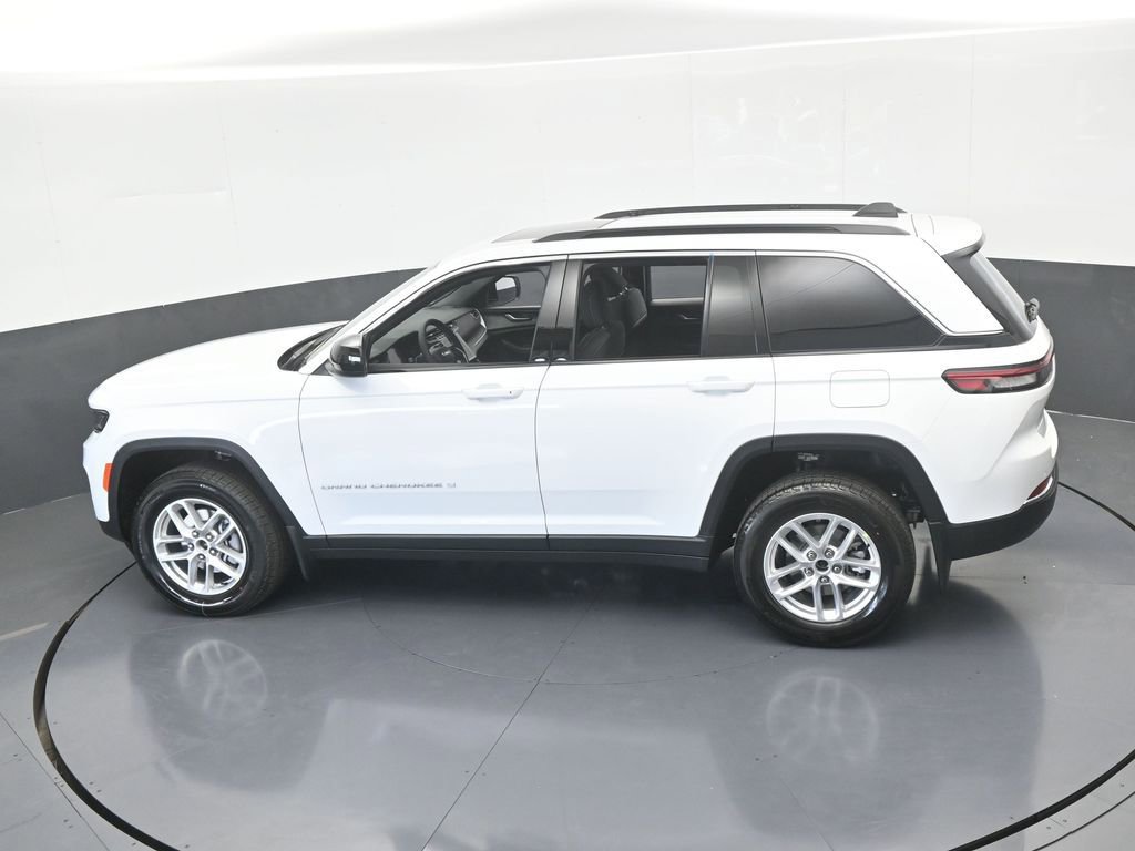 Used 2025 Jeep Grand Cherokee Laredo X RWD image 44