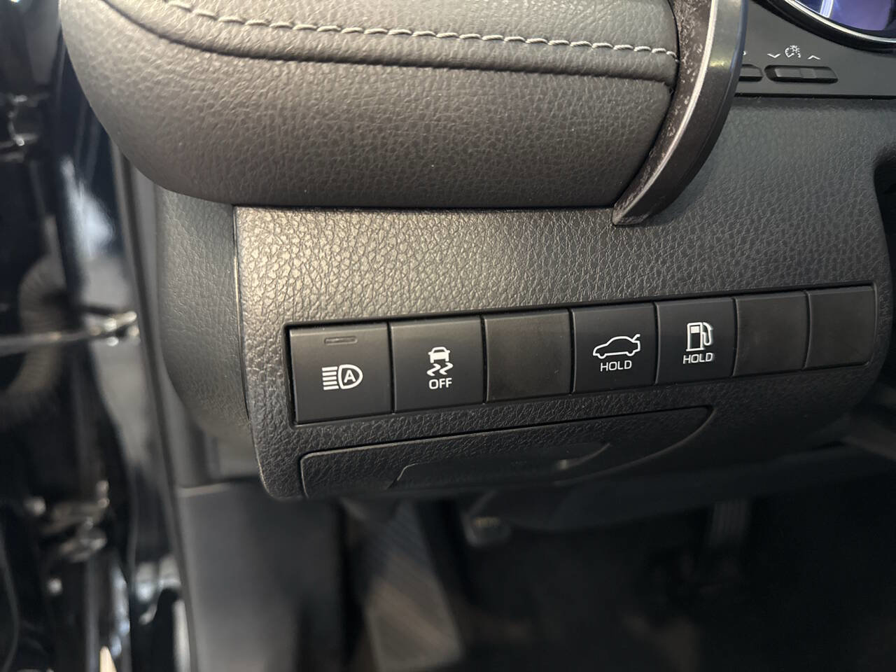 Used 2020 Toyota Camry SE w/ Phone Cable & Charge Package image 24