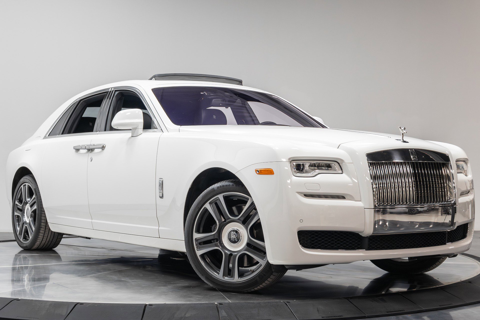 Used 2016 Rolls-Royce Ghost image 32