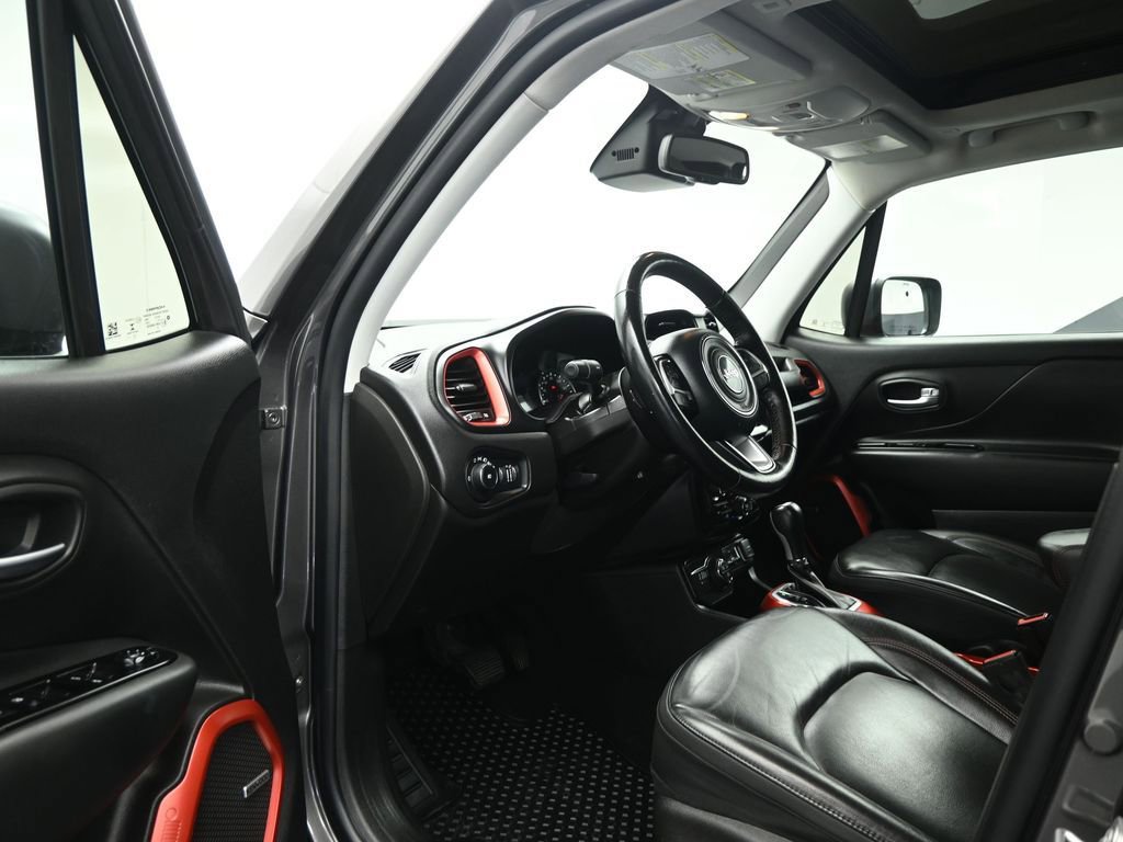 Used 2021 Jeep Renegade Trailhawk w/ Sun & Sound Group AWD/4WD image 7