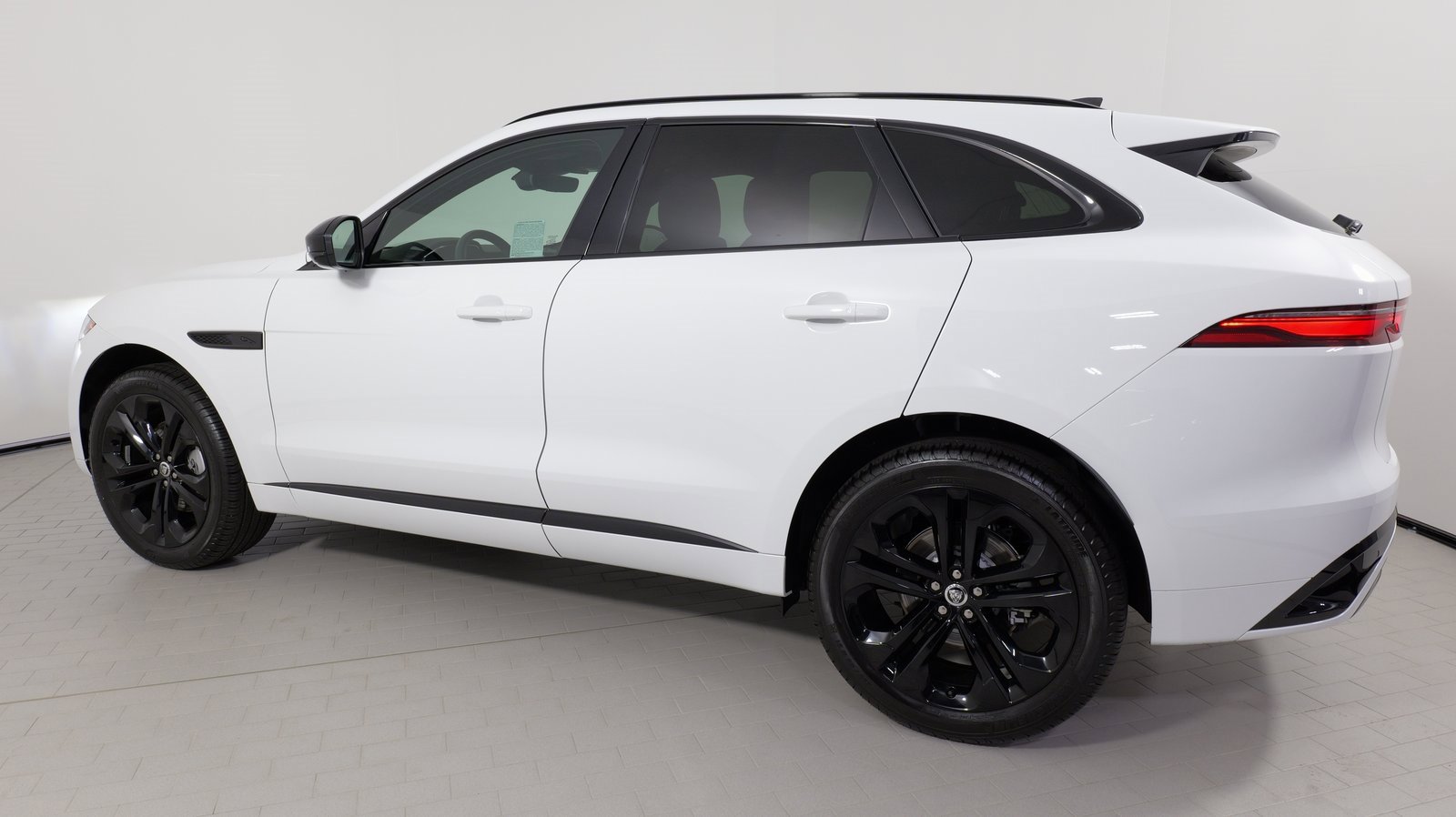 Used 2025 Jaguar F-PACE R-Dynamic S image 30