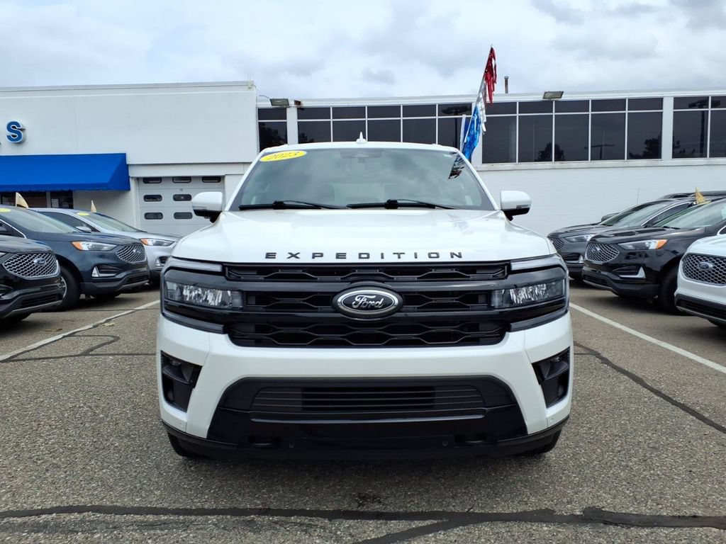 Used 2023 Ford Expedition Limited AWD/4WD image 3