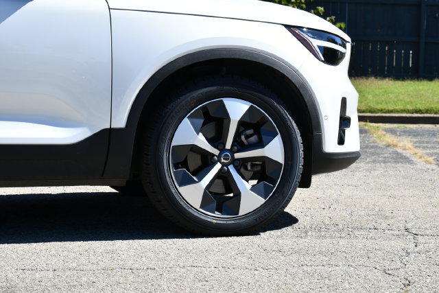 Certified 2025 Volvo XC40 B5 Plus AWD/4WD image 9