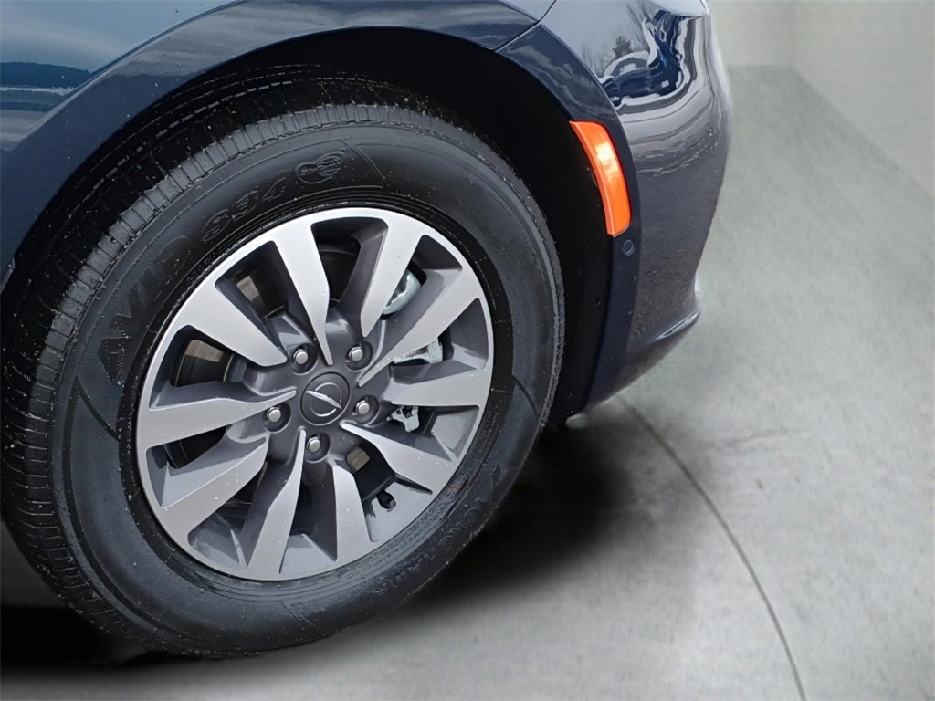 Used 2023 Chrysler Pacifica Limited image 29