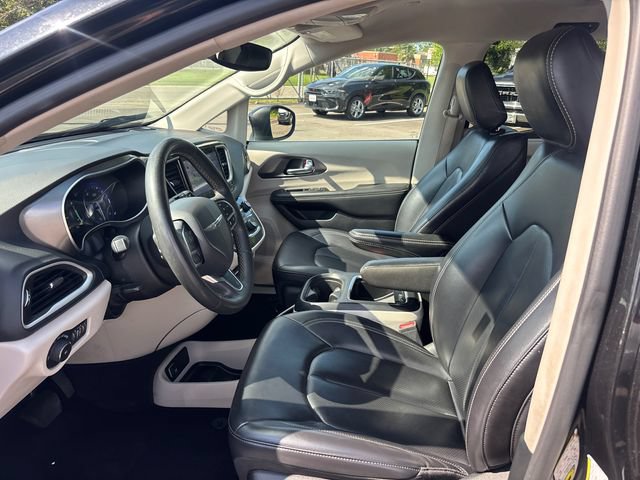 Used 2023 Chrysler Pacifica Touring-L FWD image 6