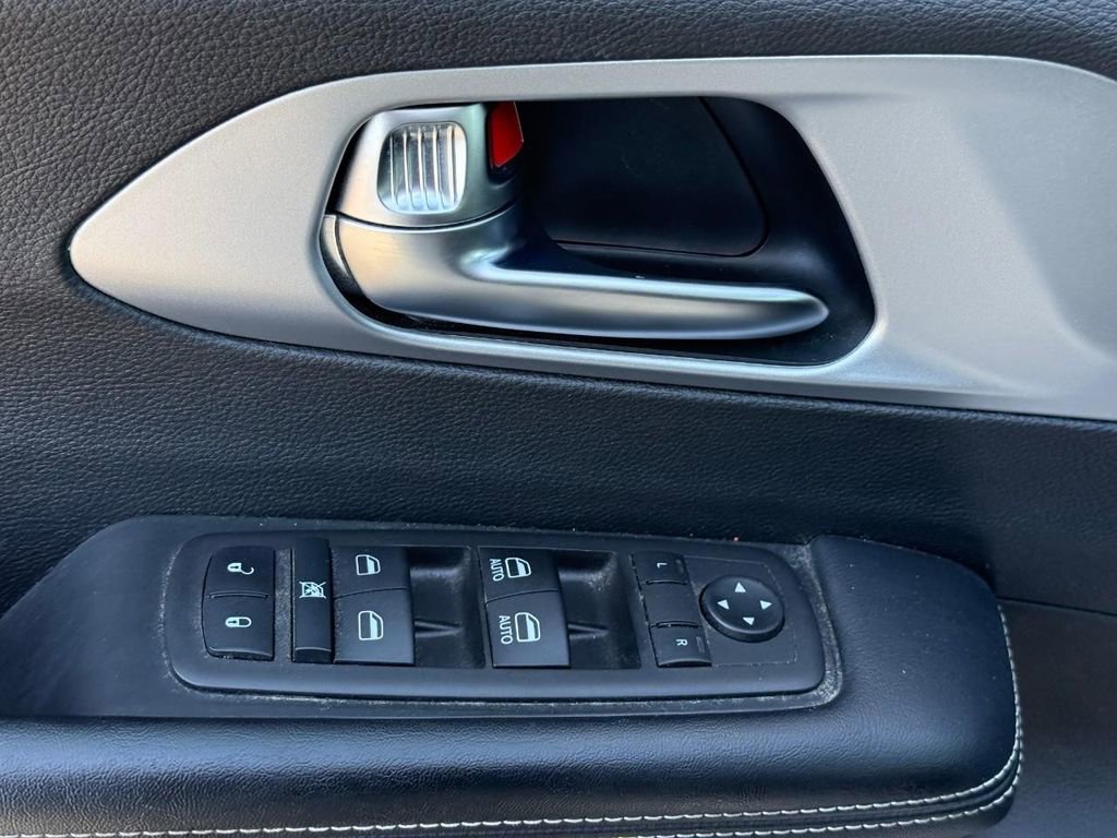 Used 2023 Chrysler Pacifica Touring image 17