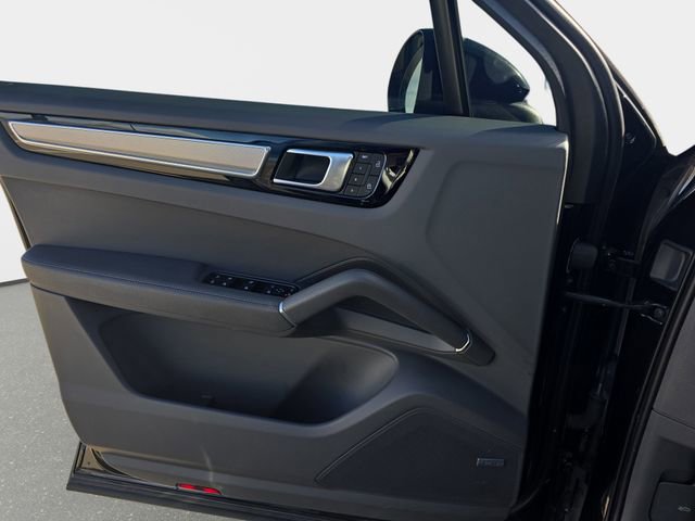 Used 2023 Porsche Cayenne Platinum Edition image 30