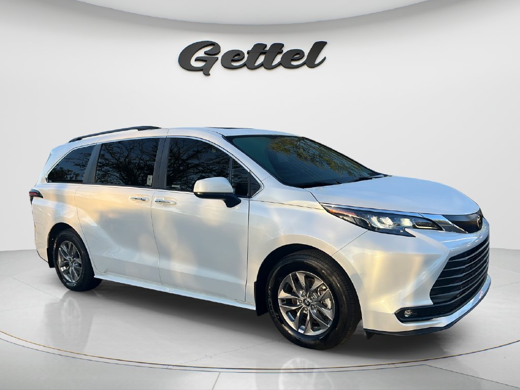 Certified 2026 Toyota Sienna XLE FWD image 3