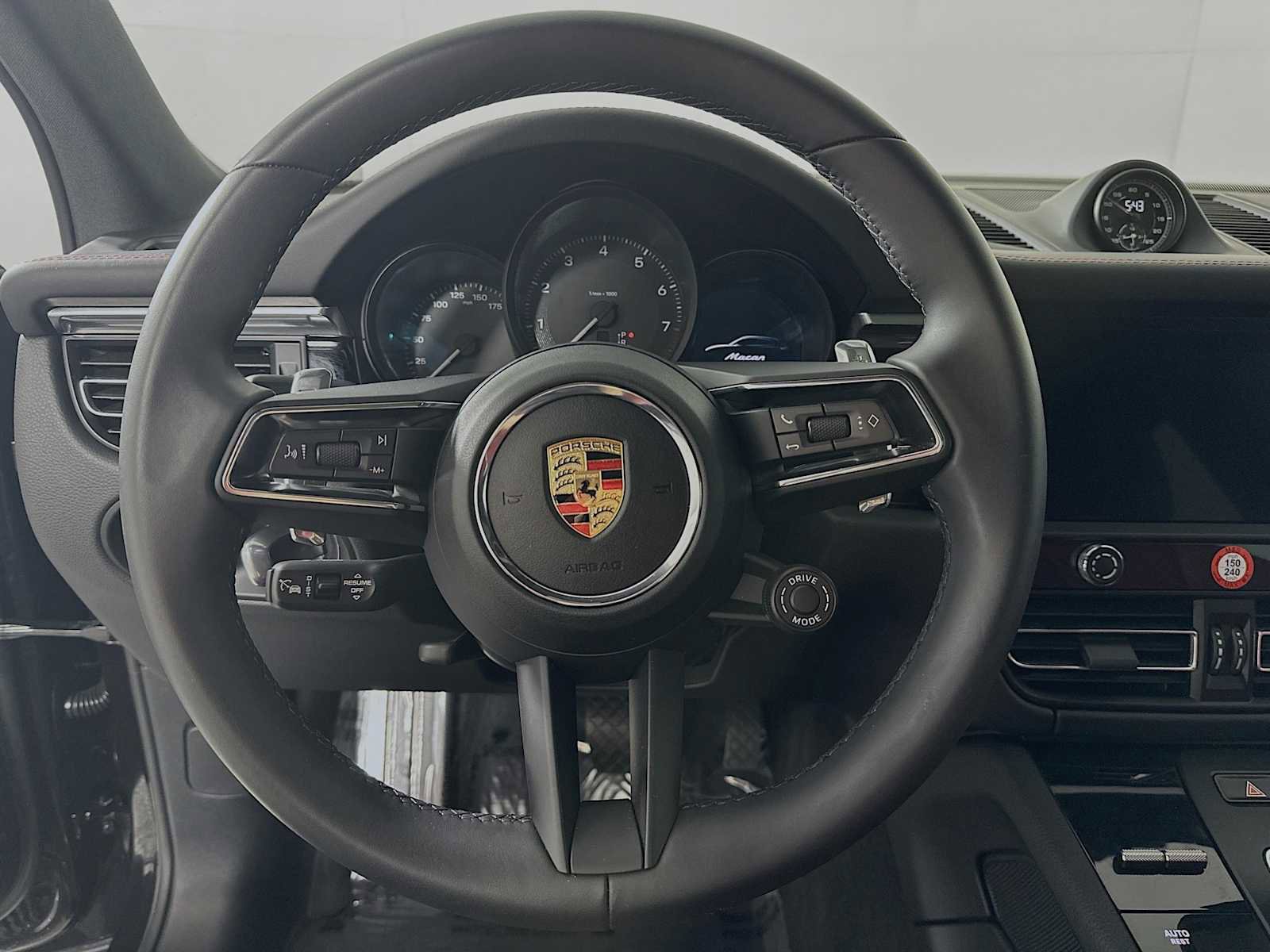 Certified 2025 Porsche Macan image 15