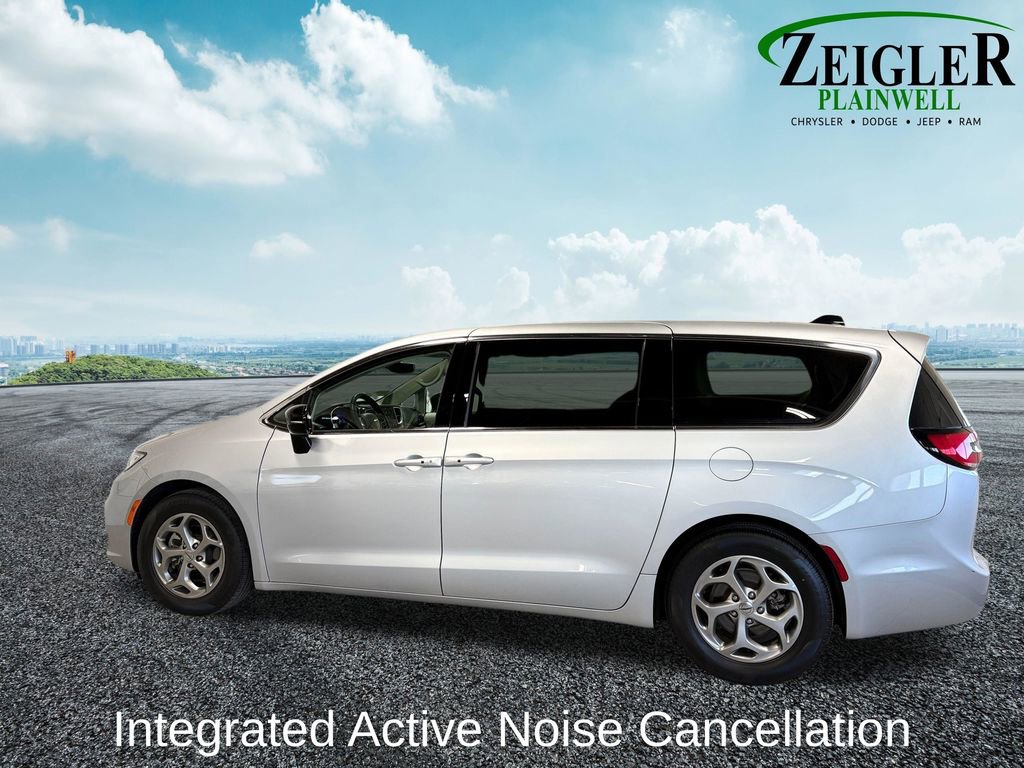 Used 2024 Chrysler Pacifica Limited image 4