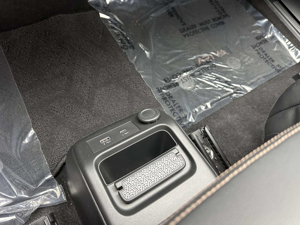 Used 2024 Nissan Ariya AWD image 23